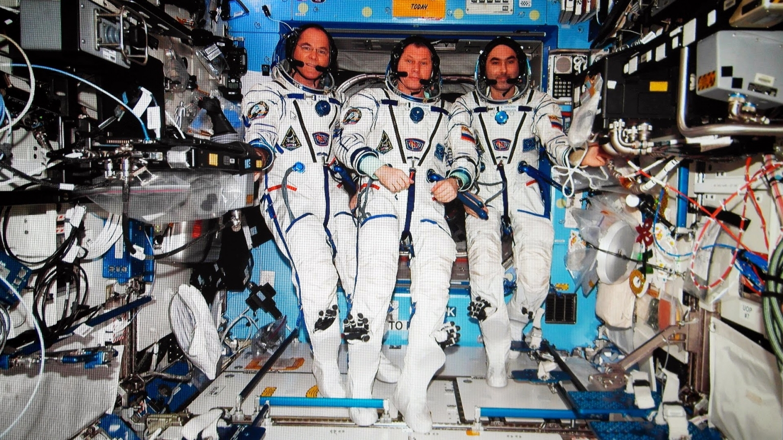 Российские космонавты в невесомости